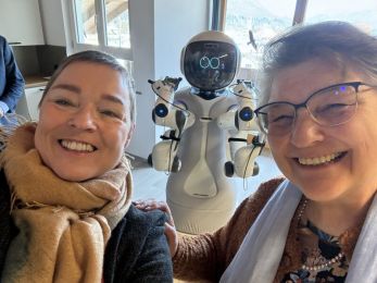 Reha-Übungen und Bluckdruck messen mit Roboter