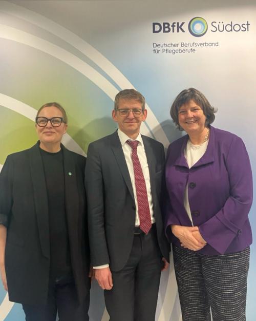 Stefanie Renner (stellvertretende Geschäftsführerin des DBfK Südost), Dr. Bernhard Opolony (Leiter der Abteilung Pflege im Bayerischen Staatsministerium für Gesundheit und Pflege), Dr. Sabine Berninger (Geschäftsführerin des DBfK Südost, v. l.)