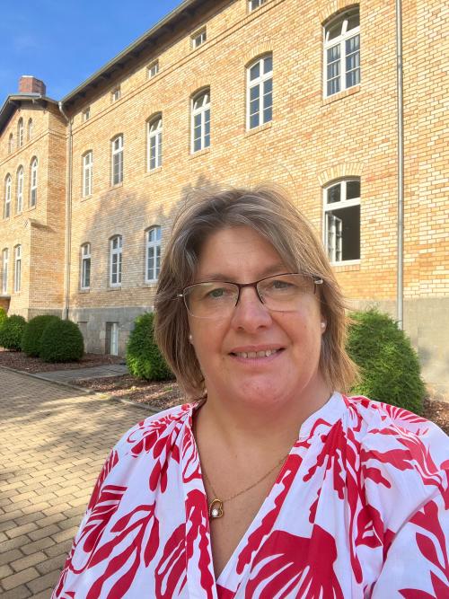 Evelin Krolopp (Referentin für Sachsen, Sachsen-Anhalt und Thüringen) vor der „Euthanasie“-Gedenkstätte Bernburg