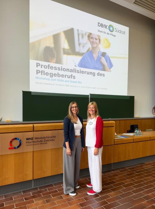 Nicole Haselbach (Vorstandsmitglied im DBfK Südost und Leiterin Fort- und Weiterbildung der DRK Akademie Sachsen – Campus Chemnitz) und Julia Glöckner (Campusleitung HBK Bildungscampus)