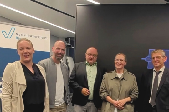 Im Bild (v. l.): Andrea Tönges (Referat ambulante Dienste und Beratung DBfK Südost), Julian-Anselm Bayer (Leiter PEG-Akademie und Vorstandsmitglied DBfK Südost), Prof. Dr. jur. Alexander Schraml (Vorsitzender des BKSB, des Bundesverbandes der kommunalen Senioren- und Behinderteneinrichtungen e. V.), Stefanie Renner (stellvertretende Geschäftsführerin des DBfK Südost), Dr. Bernhard Opolony (Leiter der Abteilung Pflege im Bayerischen Staatsministerium für Gesundheit, Pflege und Prävention).