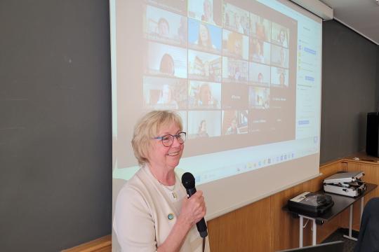 Viele Wegbegleiter:innen nutzten die Gelegenheit bei der Delegiertenversammlung, Christel Bienstein via Online-Schalte gebührend zu verabschieden.