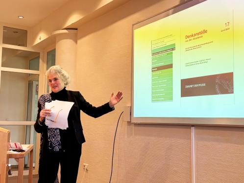 Professorin Angelika C. Messner bei der Präsentation der Veröffentlichung. 