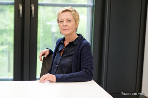 Prof. Dr. Constanze Giese ist Professorin für Ethik und Anthropologie an der Katholischen Stiftungsfachhochschule (KSH) München. Sie lehrt und forscht an der Fakultät für Gesundheit und Pflege. Sie ist examinierte Krankenschwester und arbeitete auf einer Intensivstation und in der Akutspychiatrie. Anschließend studierte sie Katholische Theologie und Philosophie in München und schloss 1997 mit dem Diplom ab. Es folgte ein Promotionsstudium in Moraltheologie, das sie 2001 mit der Promotion zum Doktor der Theologie abschloss. Bis 2001 arbeitete sie außerdem als Referentin in der Erwachsenenbildung und als Dozentin für Ethik in der Pflege.