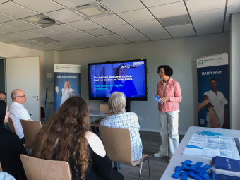 Vera Lux im Gespräch mit Auszubildenden des Caritas Bildungszentrums