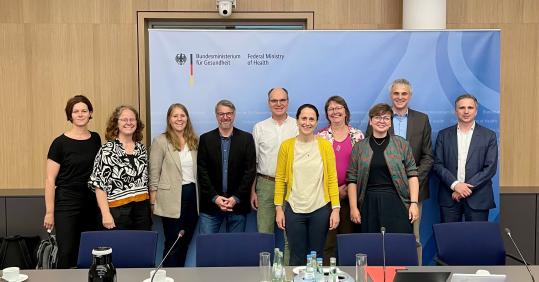Abschlusstreffen der Projektbeteiligten im Juli im Gesundheistministerium: Für den DBfK waren die Referent:innen Sarah Fliesgen und Ingo Böing dabei (3. und 4. v. l.).