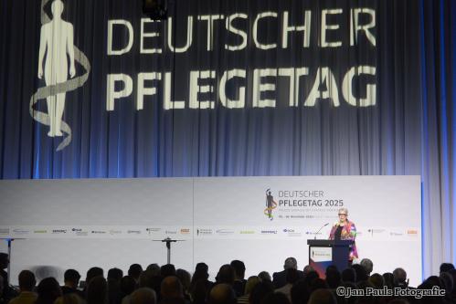 Gastgeberin Christine Vogler bei der Eröffnung des Deutschen Pflegetags. (Foto: Jan Pauls/DPT)