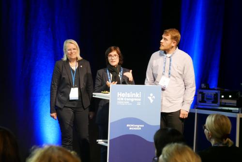 Miriam Peters (M.), Johannes Oeser und Susanne Scheck stellten die Entwicklung des Ausbildungsmoduls für Katastrophen- und Zivilschutz dem internationalen Publikum beim ICN-Kongress im Juni in Helsinki vor. 