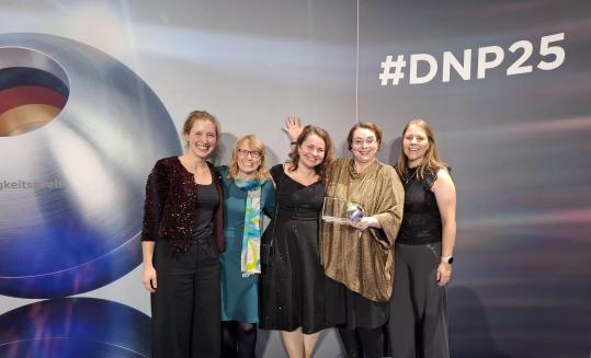 Vertreter:innen des Verbundprojekts nahmen den Deutschen Nachhaltigkeitspreis in Düsseldorf entgegen (v.l.): Hannah Otto (KLUG), Regina Holle-Sudiyono, Maxi Strauß und Doreen Hofmann (alle BBG) und Sarah Fliesgen (DBfK).