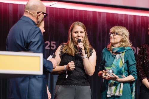 Projektmanagerin Sarah Fliesgen (M.) auf der Bühne bei der Preisverleihung (Foto: Dariusz Misztal).