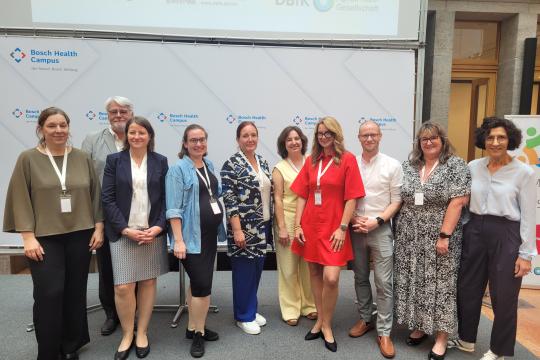 Die Referent:innen der internationalen Fachtagung: (v. l.) Heike Hoffer, Prof. Dr. Henrik Herrmann, Dr. Katja Vonhoff, Lina Gürtler, Gerli Liivet, Marta Pisá Gaià, Prof. Dr. Katharina Janus, Martin Schunack, Steph Lawrence und Vera Lux. (Foto: DBfK)