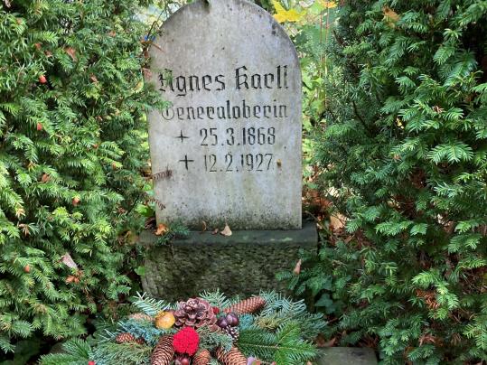 Lokal und international: Am Grab von Agnes Karll