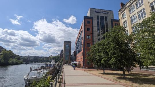 Mitgliederversammlung und öffentliches Gespräch über Berufsidentität zwischen Ost und West