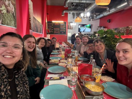 Die Reisegruppe zu Tisch mit den englischen Kolleg:innen