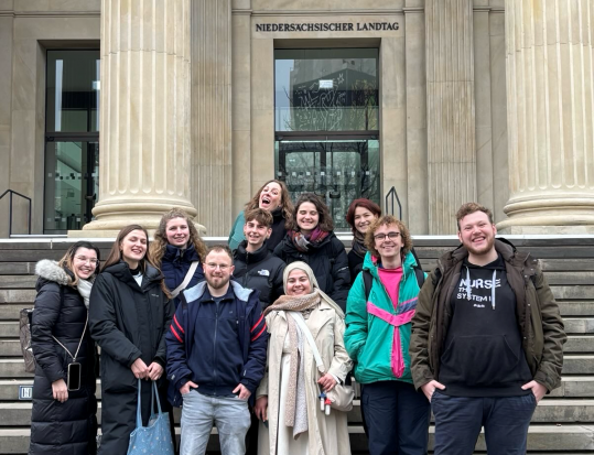 Die AG Junge Pflege Nordwest vor dem Niedersächsischen Landtag in Hannover