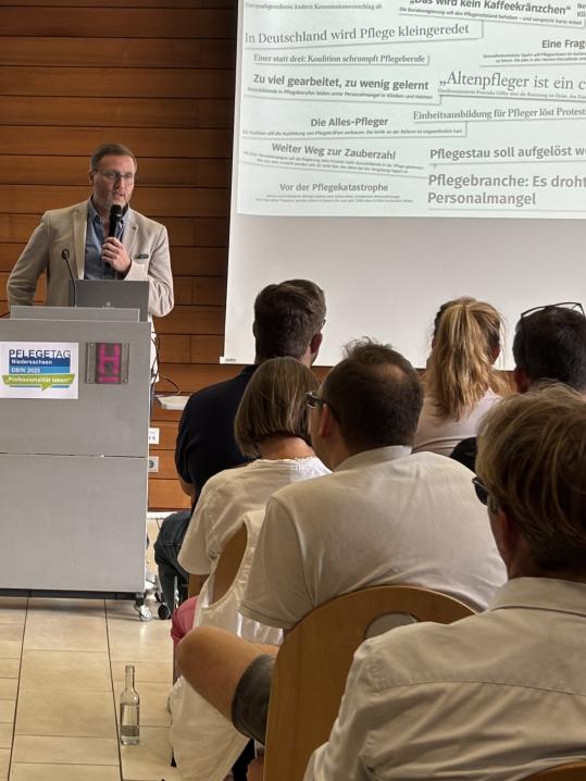 Prof. Dr. Wolfgang von Gahlen-Hoops hat die neue Bildungsarchitektur in der Pflege vorgestellt.