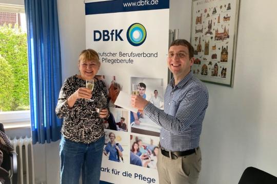 Andrea Mader wird nach der AG-Sitzung von Bildungsreferent Bernhard Preusche gebührend verabschiedet.
