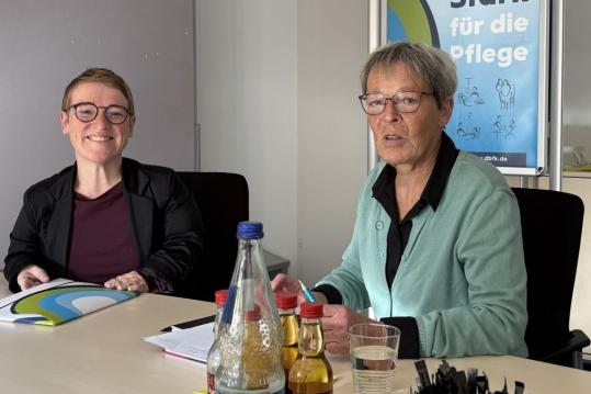 Simone Fischer (l.) im Gespräch mit Andrea Kiefer. 