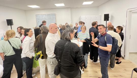 Volles Haus zur Eröffnung des ersten hessischen Gesundheitskiosks in Wiesbaden. Foto: Stricker-Wolf