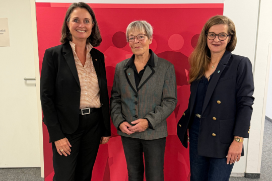 Staatssekretärin Kathrin Anklamm-Trapp, Andrea Kiefer und Anja Hild im Ministerium für Arbeit, Soziales, Frauen, Familie und Jugend von Rheinland-Pfalz. (Foto: MASFFJ)